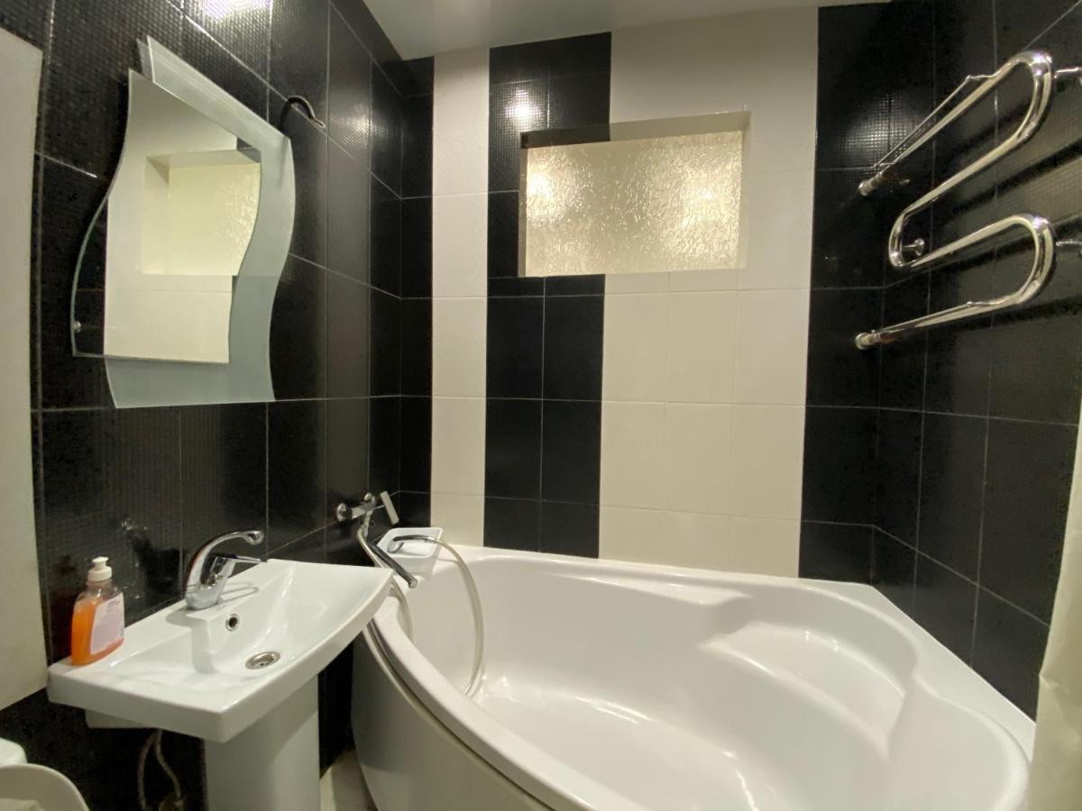 Spacious 1-Bedroom Near Most City Center Dnipro Esterno foto