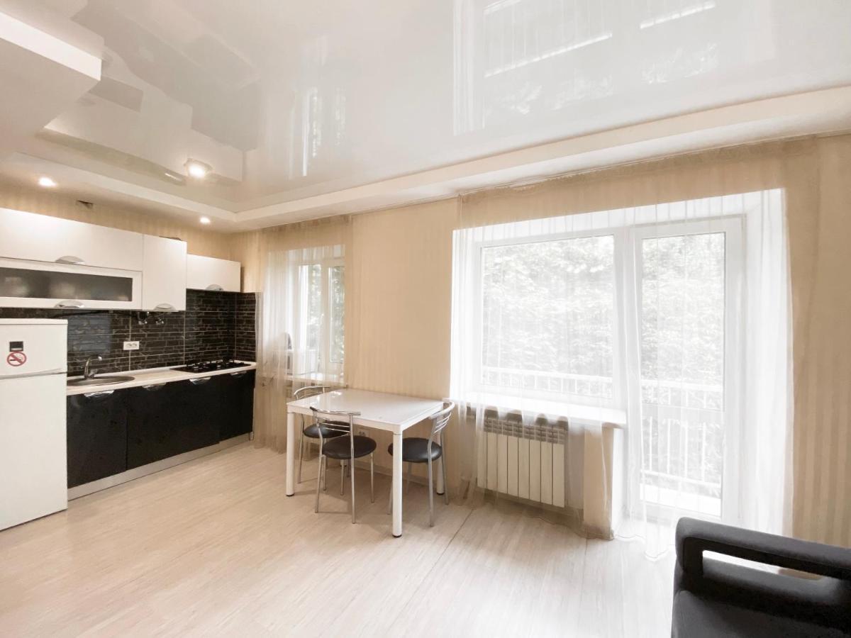 Spacious 1-Bedroom Near Most City Center Dnipro Esterno foto