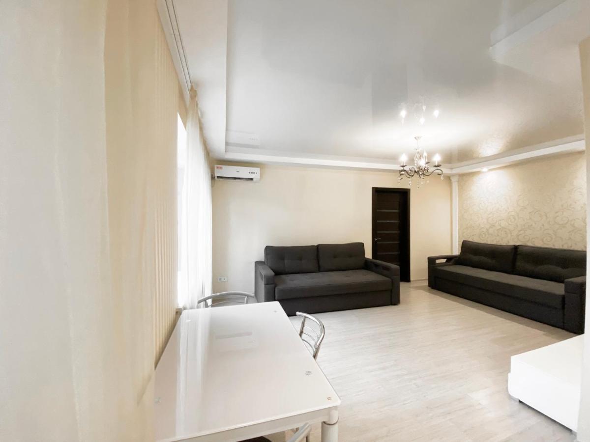 Spacious 1-Bedroom Near Most City Center Dnipro Esterno foto