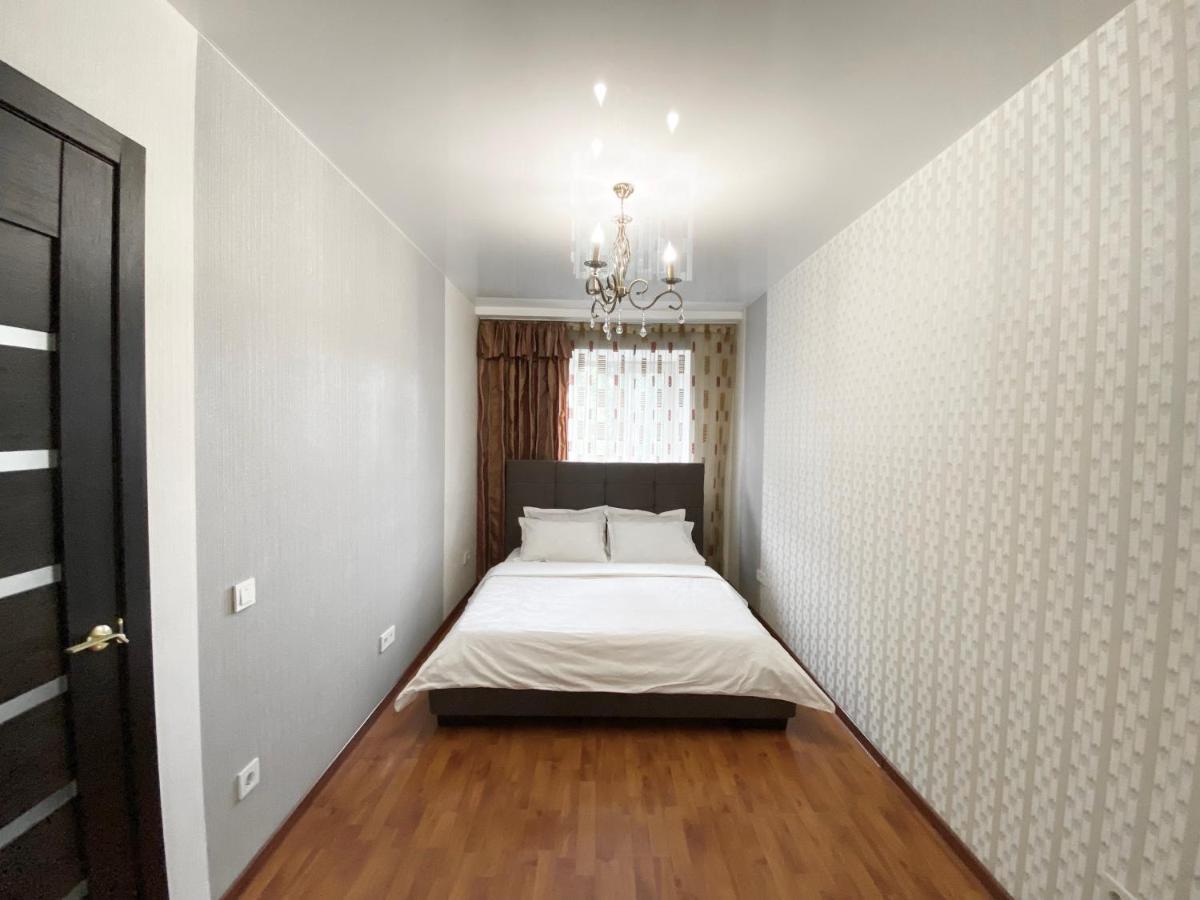 Spacious 1-Bedroom Near Most City Center Dnipro Esterno foto