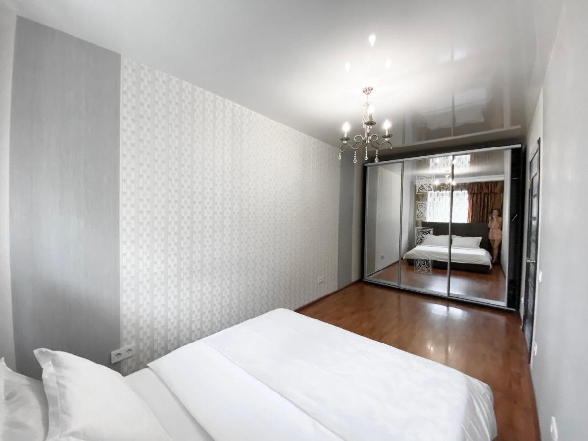Spacious 1-Bedroom Near Most City Center Dnipro Esterno foto