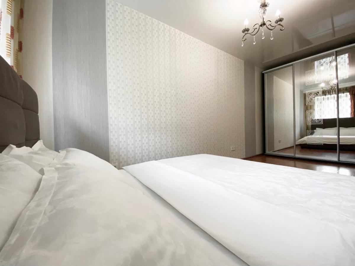 Spacious 1-Bedroom Near Most City Center Dnipro Esterno foto