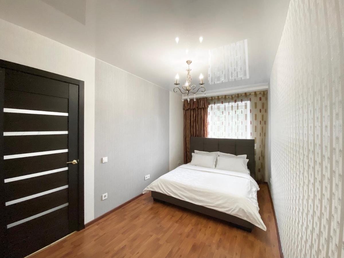 Spacious 1-Bedroom Near Most City Center Dnipro Esterno foto