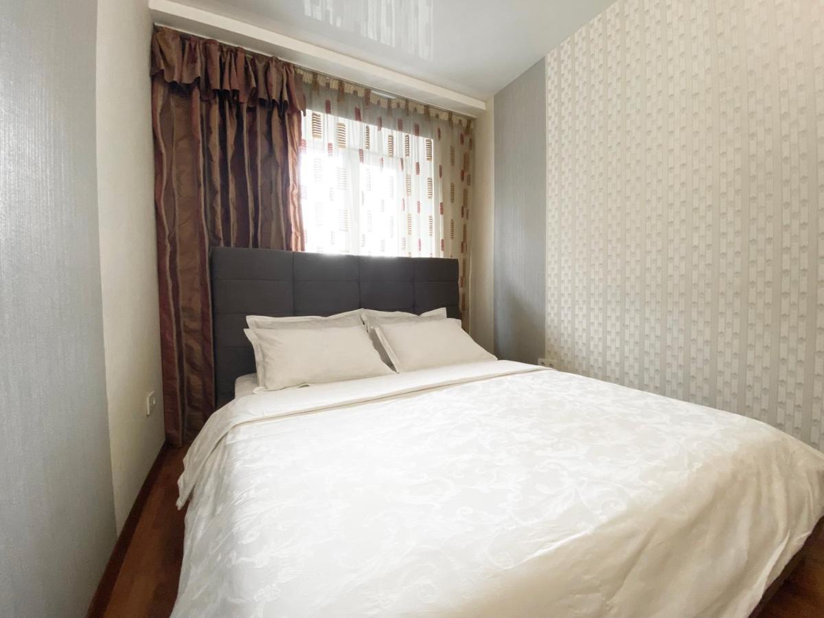 Spacious 1-Bedroom Near Most City Center Dnipro Esterno foto