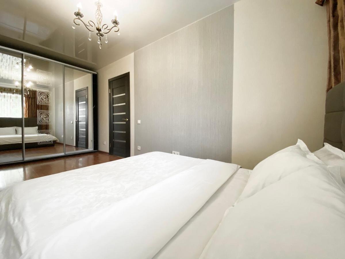Spacious 1-Bedroom Near Most City Center Dnipro Esterno foto